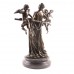 Статуя «Женщина с двумя ангелами на перекладине»